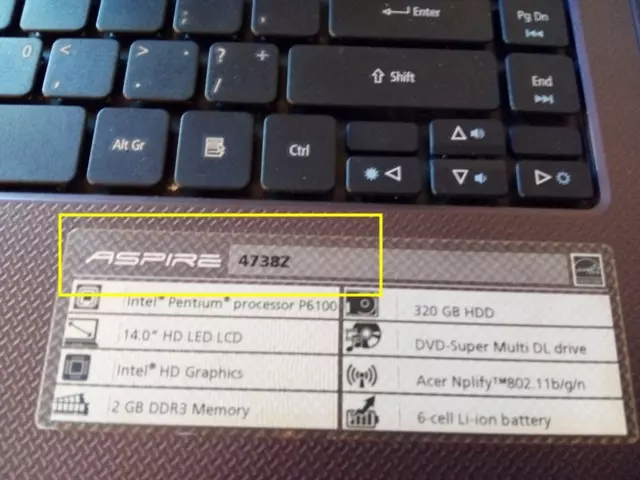 contoh sticker pada laptop yang menampilkan tipe laptop beserta spesifikasinya