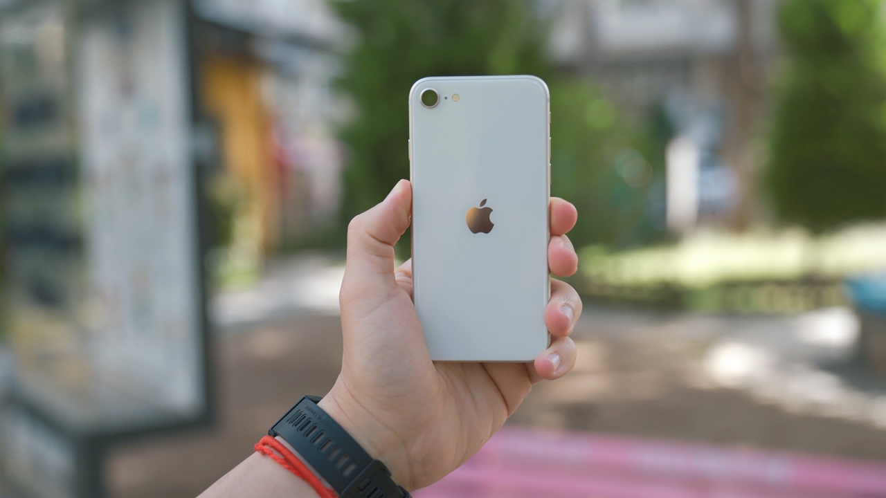 Apple Pertimbangkan Layar OLED hingga 6,1 Inch untuk iPhone SE 4