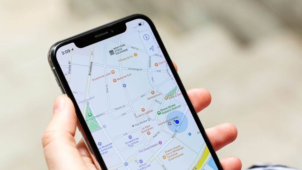 seseorang yang mencari rute ke supermarket terdekat melalui google maps di ponsel